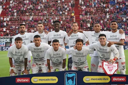 Los futbolistas de Instituto posan con la remera en apoyo a la AFA, pero tras el pedido del paro la fecha nueve del Apertura podría disputarse