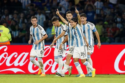 Los futbolistas de la selección argentina festejan el gol de Luka Romero; el equipo local ganó 3 a 0 en Santiago del Estero