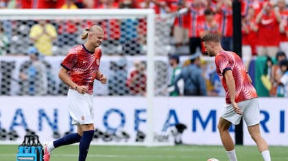 Los futbolistas de Noruega durante la entrada en calor