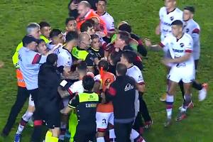 Los futbolistas de Patronato y su director técnico, Facundo Sava, se arremolinan en quejas alrededor de Jorge Baliño, el árbitro que les anuló un gol lícito y sancionó un discutible penal favorable a Barracas Central, que ganó por 2-1 en la Liga Profesional.