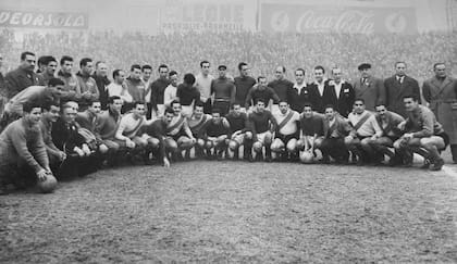 Los futbolistas de River se mezclan con los de un combinado italiano en Torino, en 1949, antes del amistoso para ayudar a los familiares de las víctimas de la tragedia de Superga