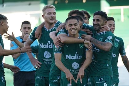 Los futbolistas de Sarmiento festejan uno de los tantos que les dieron el triunfo y el campeonato ante Boca.