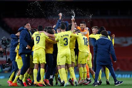 Los futbolistas de Villarreal festejan luego de igualar sin goles con Arsenal en Londres; el 0-0 los depositó en la primera final continental de la historia del club español.