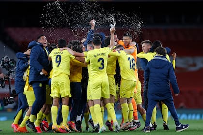 Los futbolistas de Villarreal festejan luego de igualar sin goles con Arsenal en Londres; el 0-0 los depositó en la primera final continental de la historia del club español.