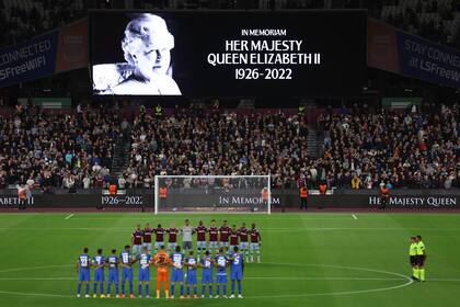 Los futbolistas de West Ham y FCSB Steaua Bucharest guardan un minuto de silencio por la muerte de la reina Isabel II de Inglaterra antes de un juego del Grupo B de la Europa League, en el Estadio de Londres, en Londres, el 8 de septiembre de 2022. (AP Foto/Ian Walton)