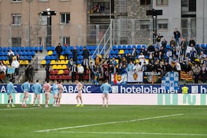 Los futbolistas de Zaragoza frente a su gente, luego de que se decretara el descenso del club a la tercera división del fútbol español