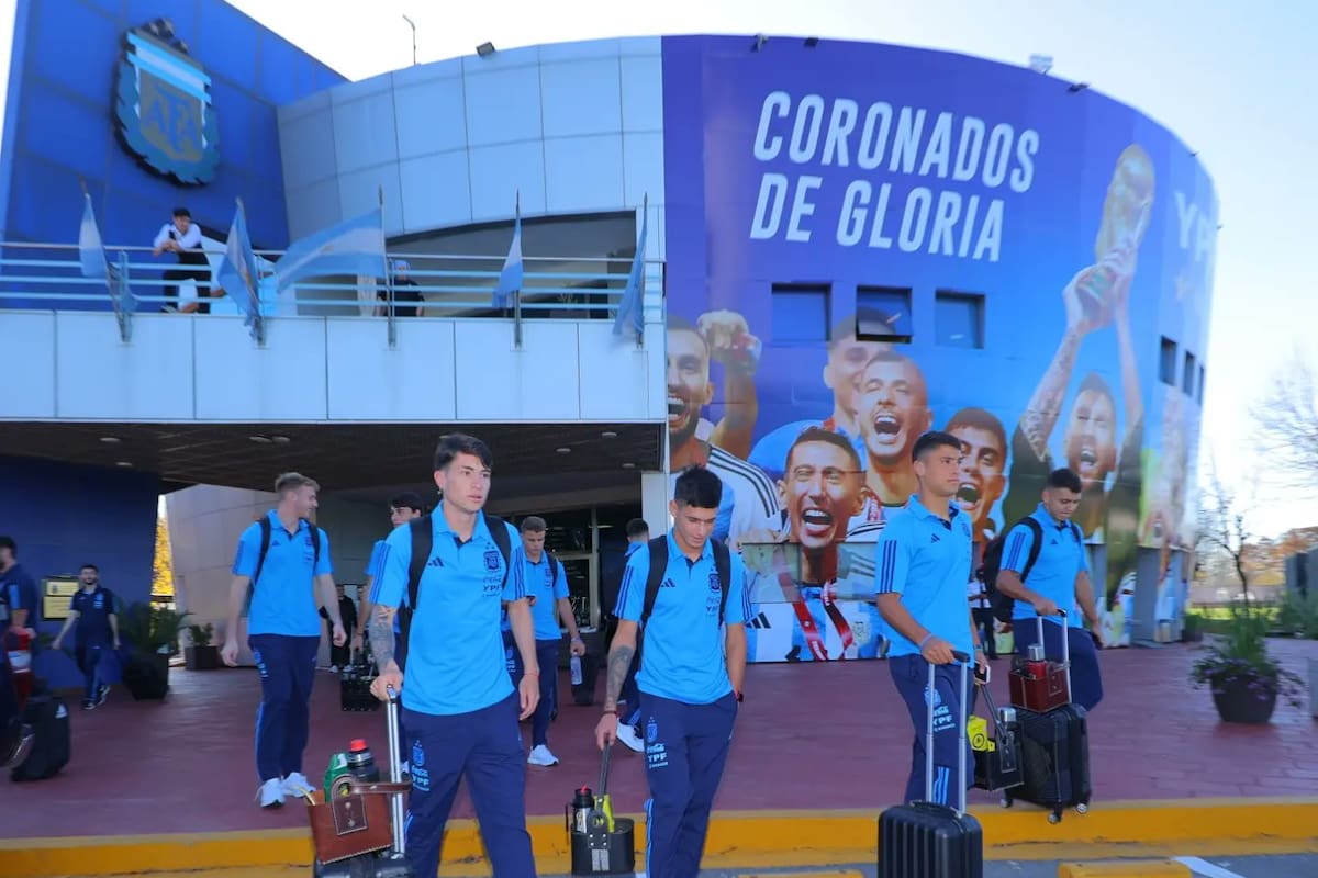 Los futbolistas del seleccionado argentino llegaron a Santiago del Estero con las valijas llenas de ilusión