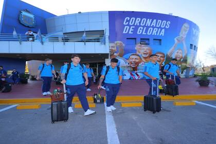Los futbolistas del seleccionado argentino llegaron a Santiago del Estero con las valijas llenas de ilusión