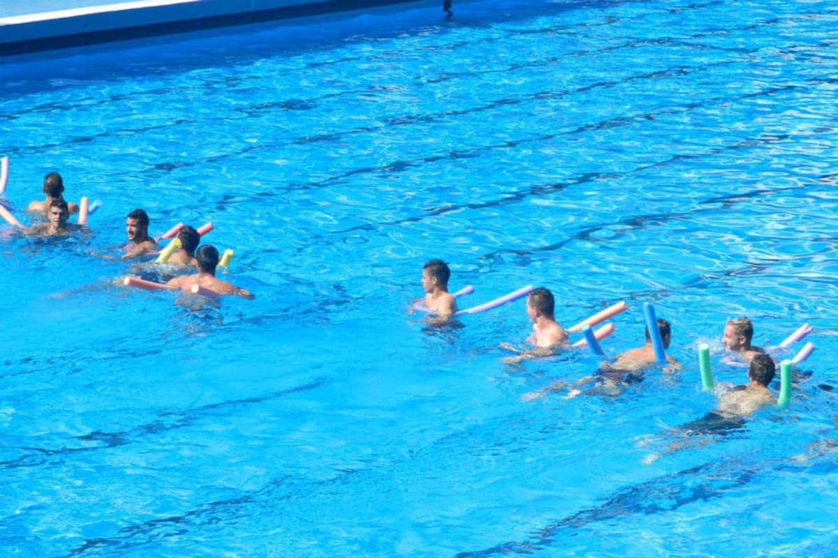 Los futbolistas hacen ejercicio