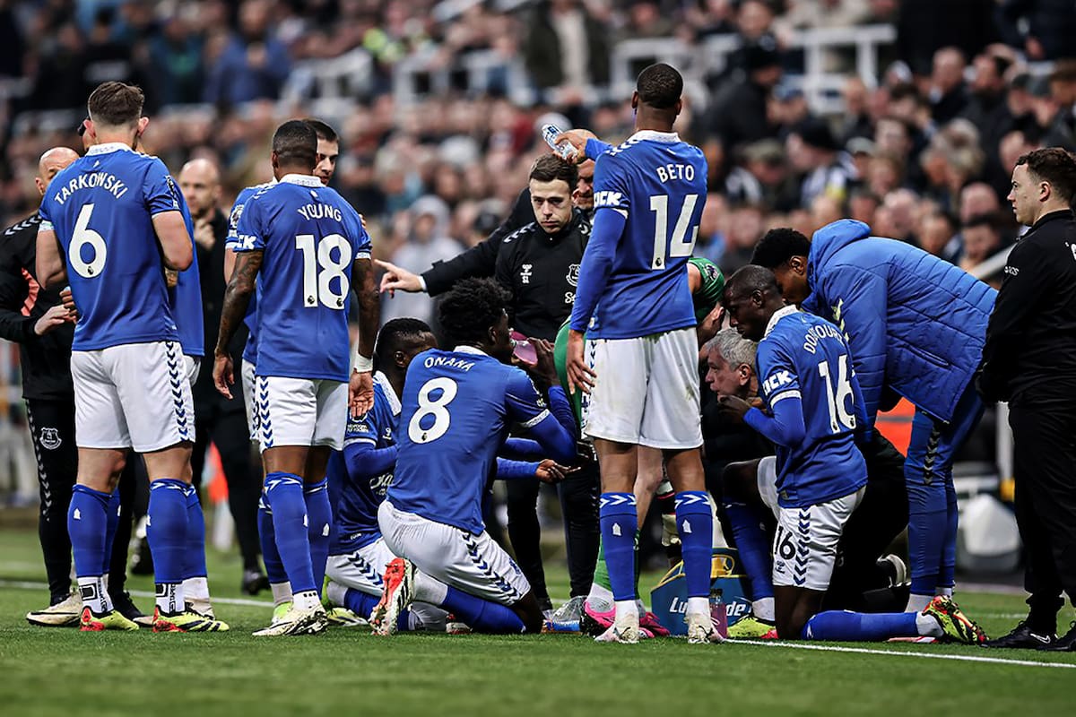 Los futbolistas musulmanes de Everton rompen el ayuno del Ramadán durante el partido
