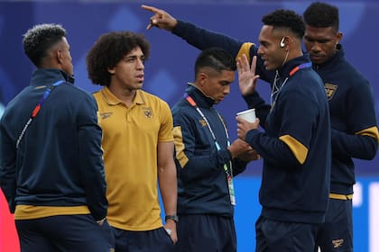 Los futbolistas panameños, en el reconocimiento del campo de juego (Photo by FRANCK FIFE / AFP)