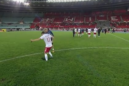 Los futbolistas trataron de dimensionar el agujero en el campo de juego