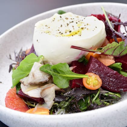 Los gajos de pomelo maridan muy bien con la burrata de Jornal