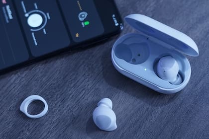 Los Galaxy Buds de Samsung con su estuche de carga y un adaptador para mejorar el ajuste a la oreja