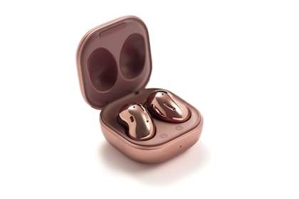 Los Galaxy Buds Live se diferencian de las anteriores generaciones con un diseño redondeado y un nuevo estuche de carga