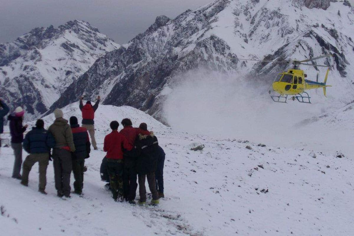 Los galenos del Aconcagua, con Ignacio Rogé a la cabeza, realizan la difícil tarea de asistir a los andinistas, a más de 5.400 metros de altura.