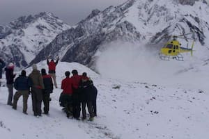 Los galenos del Aconcagua, con Ignacio Rogé a la cabeza, realizan la difícil tarea de asistir a los andinistas, a más de 5.400 metros de altura.