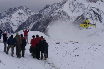 El cuerpo del andinista se encontraba cerca de la cumbre y se iniciaron las tareas para rescatarlo.