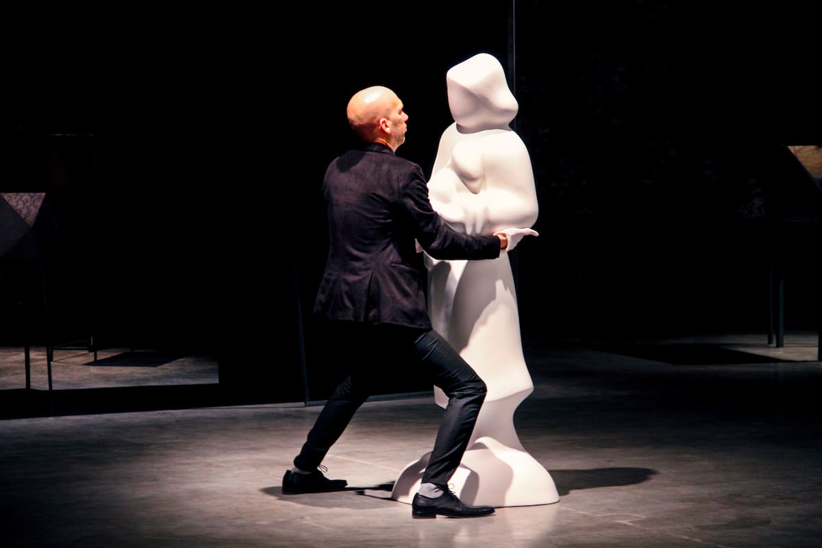 Los galeristas se ocupan de gestionar el transporte de las obras, que implicaba hasta ahora una ardua gestión burocrática. En esta imagen Ariel Authier, de la galería Nora Fisch, parece danzar con una escultura de Elba Bairon en el montaje de la feria arteBA Focus