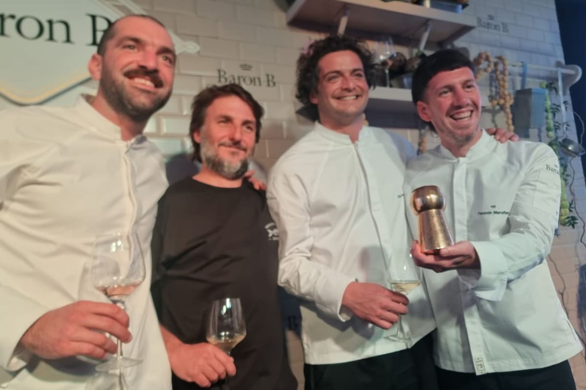 Los ganadores al recibir el premio