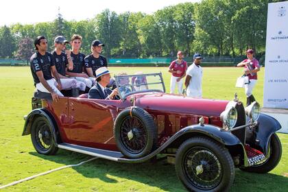Los ganadores llegan al podio en un lindísimo Bugatti antiguo descapotable.