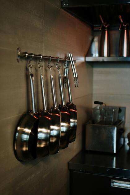 Los ganchos son útiles para colgar tazas y utensilios, y liberar espacio en los estantes
