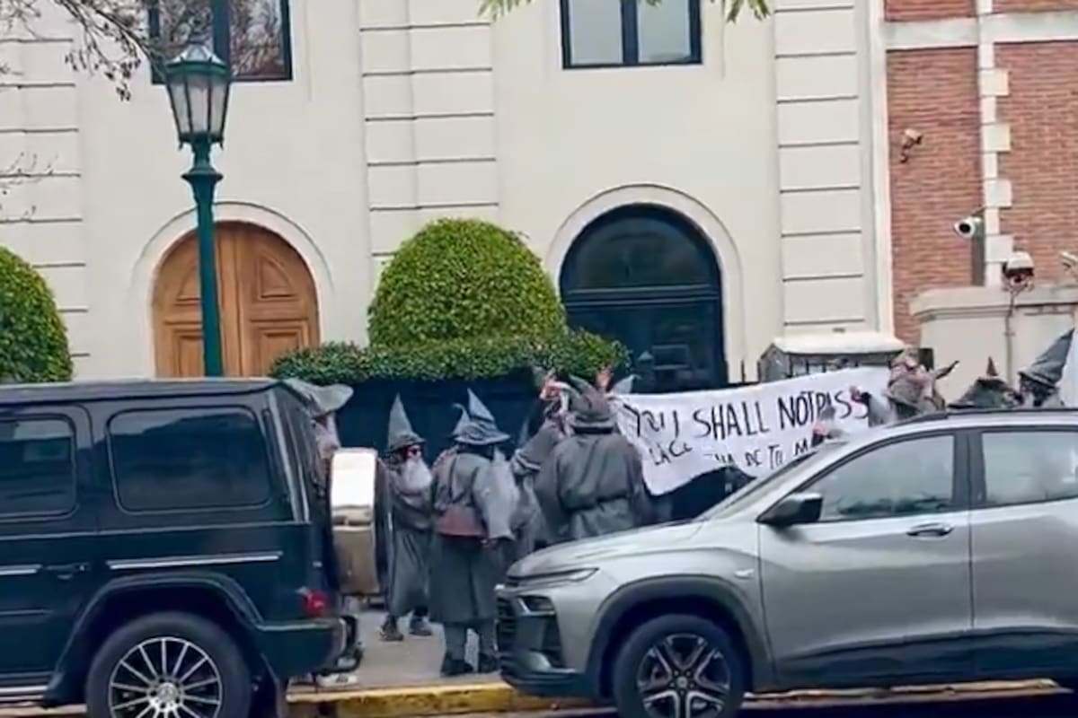Los Gandalfs en la puerta de la casa de Peter Thiel