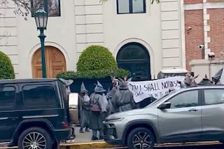 Protesta a Peter Thiel en Barrio Parque: un grupo se vistió de Gandalf, mostró carteles y cantó en la calle