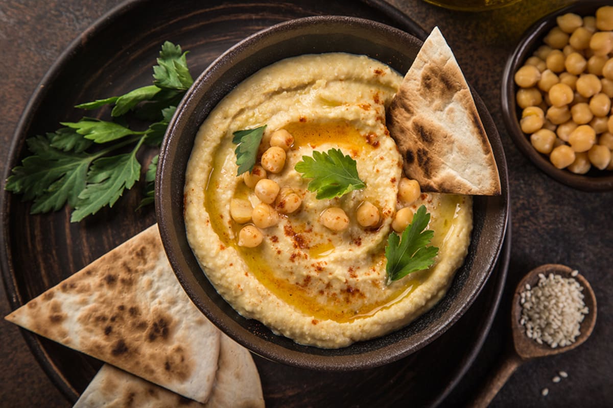Los garbanzos contienen más calcio que la leche y son una poderosa fuente de omega-3 y energía. FOTO: hummus tradicional que se realiza con garbanzos