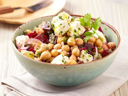 Los garbanzos son increíblemente versátiles y se pueden incluir en una amplia variedad de preparaciones culinarias. FOTO: Ensalada de garbanzos con remolacha y queso de oveja