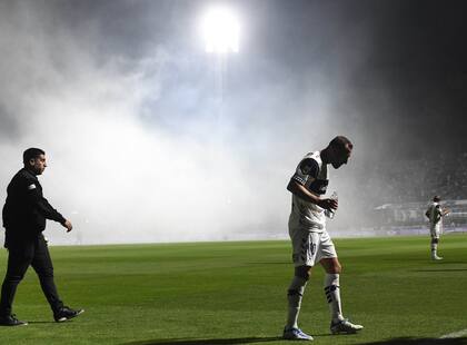 Los gases lacrimógenos ya afectaron al uruguayo Brahian Alemán, el capitán de Gimnasia.