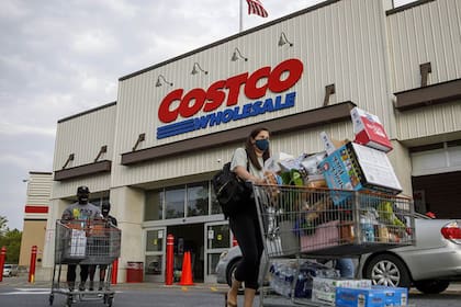 Los gastos cotidianos pueden aumentar rápidamente, y es por eso que muchos consumidores optan por sacar la membresía de Costco para obtener mejores ofertas (Archivo)