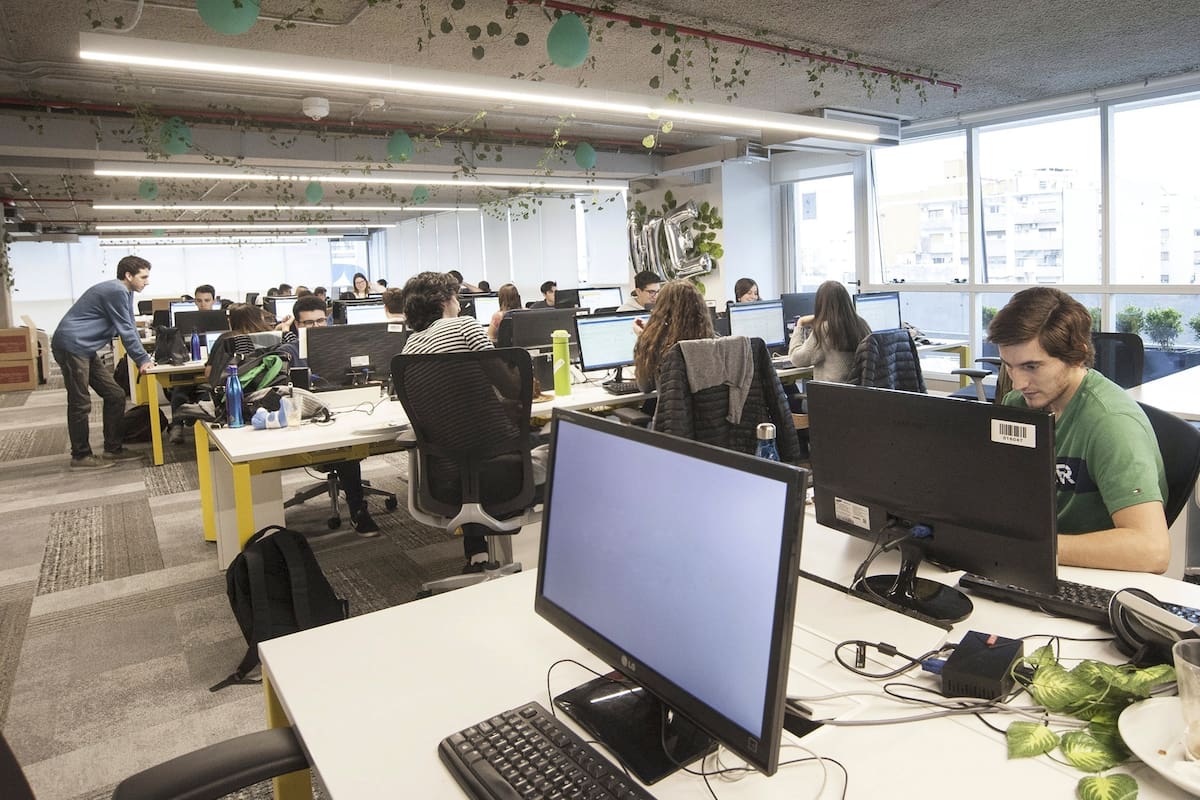 Los gastos de equipamiento de un espacio de trabajo en un proyecto de alta categoría cayeron 14 por ciento por la devaluación