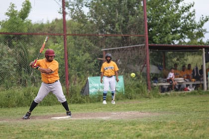 Los Gators, formado por venezolanos de Caracas, se enfrenta al equipo de Lincoln en Parque Sarmiento.