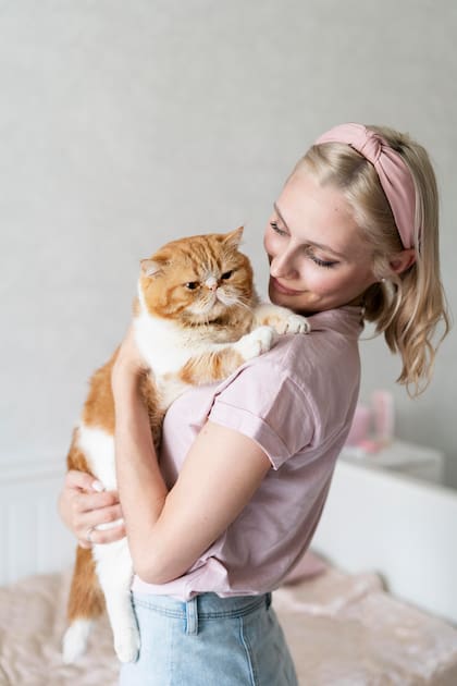 Los gatos eligen a su persona favorita para dormir (Foto: Freepik)