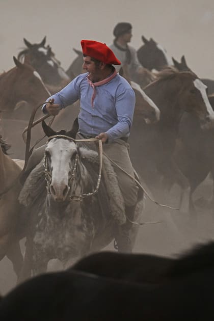 Los gauchos montan sus caballos durante el 83º Festival de la Tradición en San Antonio de Areco realizado el 12 del actual