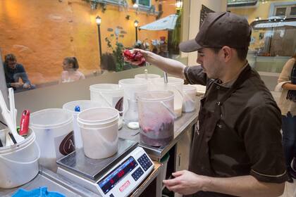 Los gelatos se preparan a la vista de todos