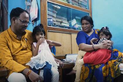 Los gemelos de cinco años Ruhi y Mahi perdieron a sus padre por el covid-19 y ahora quedaron a cargo de la familia