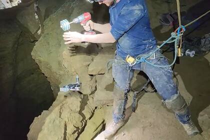 Los gemelos deslizaron su cámara por la cueva