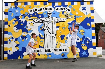 Los gemelos idénticos Kailen Hatfield (derecha) y su hermano Mason Hatfield de 12 años, fotografiados en el mural.