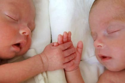 Los gemelos semi-idénticos no comparten el 100% del ADN de su padre