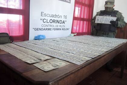 Los gendarmes decomisaron US$ 30.000 que estaban ocultos en un camión interceptado en Clorinda