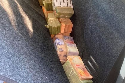 Los gendarmes detectaron los fajos de billetes ocultos debajo de la butaca del conductor y detrás del asiento trasero. Ante la presencia de testigos, secuestraron 55.540 dólares, 4.600 euros, 300 reales y 24.351.000 pesos argentinos en efectivo