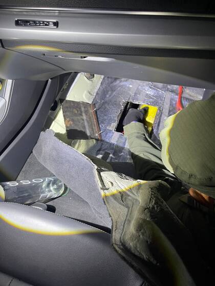 Los gendarmes sacaron los panes de cocaína de un doble fondo bajo los asientos