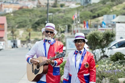 Los géneros musicales de la Bomba y la Plena tienen raíces afrocaribeñas y se convirtieron en una forma de expresión de la comunidad latina