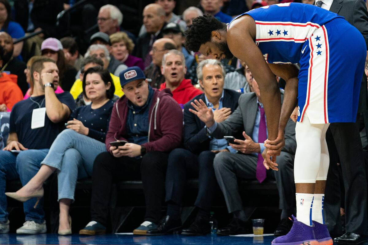 Los gestos de los fanáticos al ver la lesión de Joel Embiid, marcan lo impactante que resultó ver al pivote con un dedo dislocado