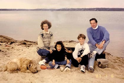 Los Gilbert disfrutaban de los días en familia en su casa de Georgica Association, cerca de la playa. La foto fue tomada en 1995, cuando Thomas Jr., que veinte años después mataría a su padre, tenía 10 años