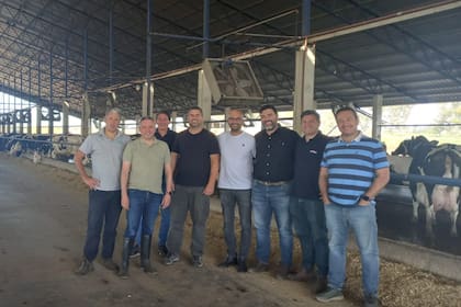 Los Giraudo y su equipo de trabajo en el tambo El Lahual en Villa María, Córdoba