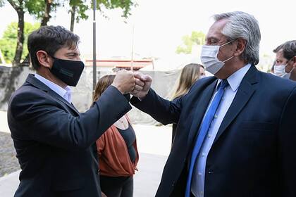 Los giros por fuera de la coparticipación a Buenos Aires cayeron en comparación interanual, pero al gobernador Kicillof le corresponde un tercio del total.