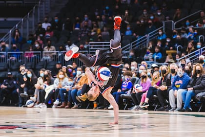 Los Globetrotters nunca fueron neoyorkinos, pero adoptaron el hombre del barrio de Harlem en referencia a la comunidad afroamericana de los Estados Unidos
